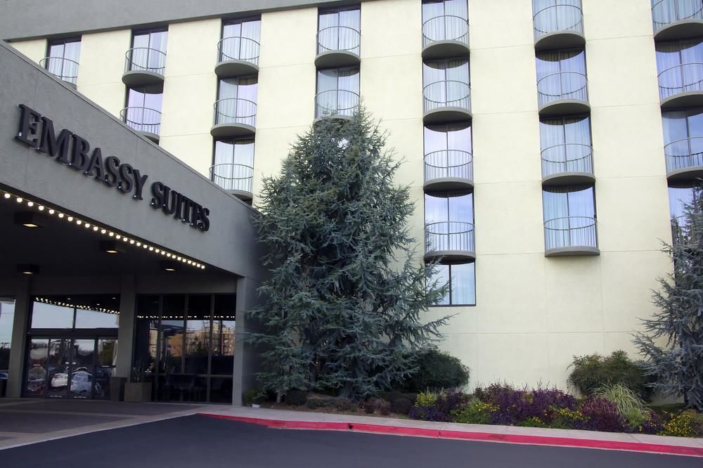 Embassy Suites By Hilton Oklahoma City Will Rogers Airport Exterior photo